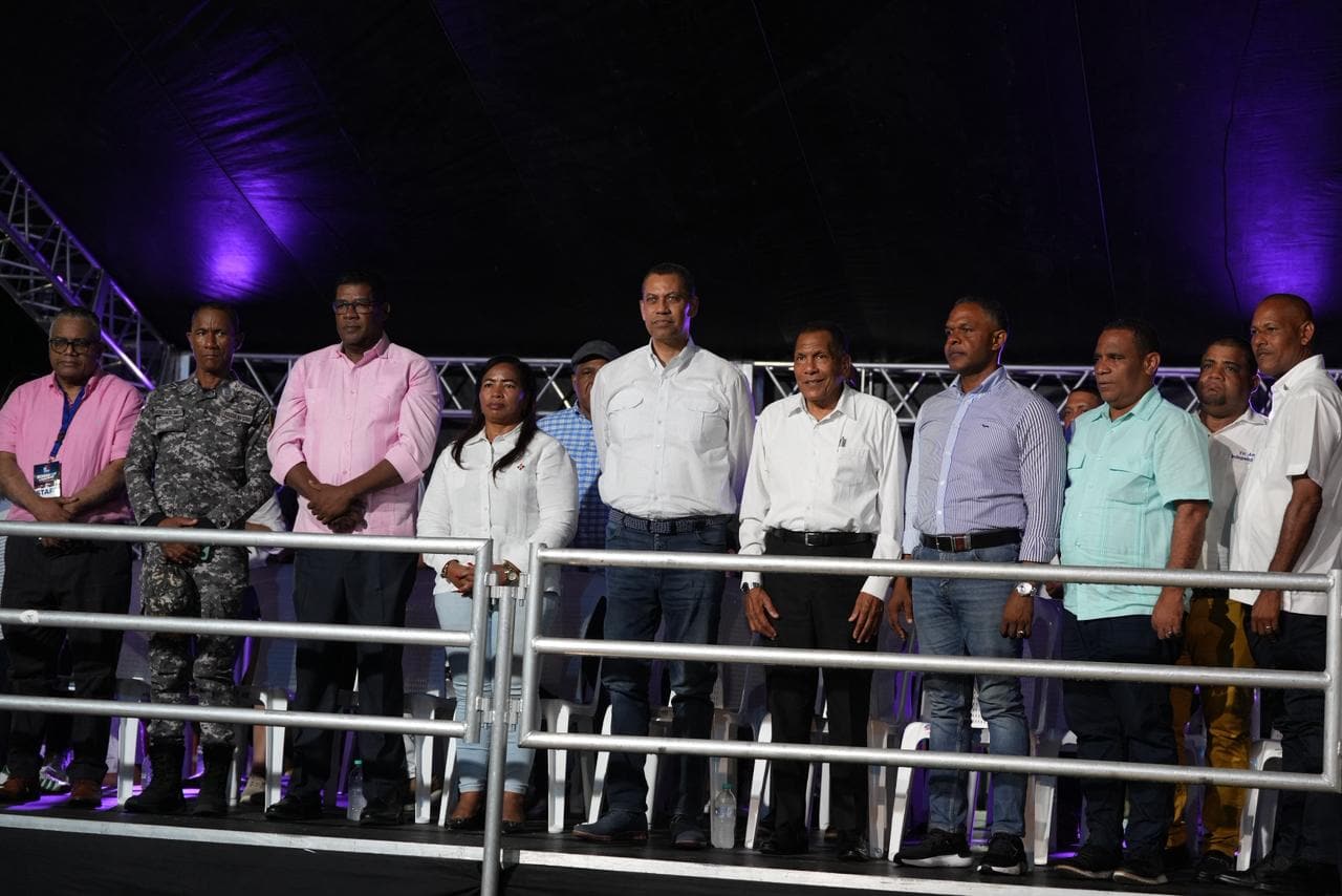 Guido Gómez Mazara junto a autoridades municipales de Independencia en lanzamiento de Sonan-Do.