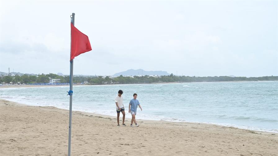 Playas de Puerto Plata continúan bajo bandera roja por mal estado del mar
