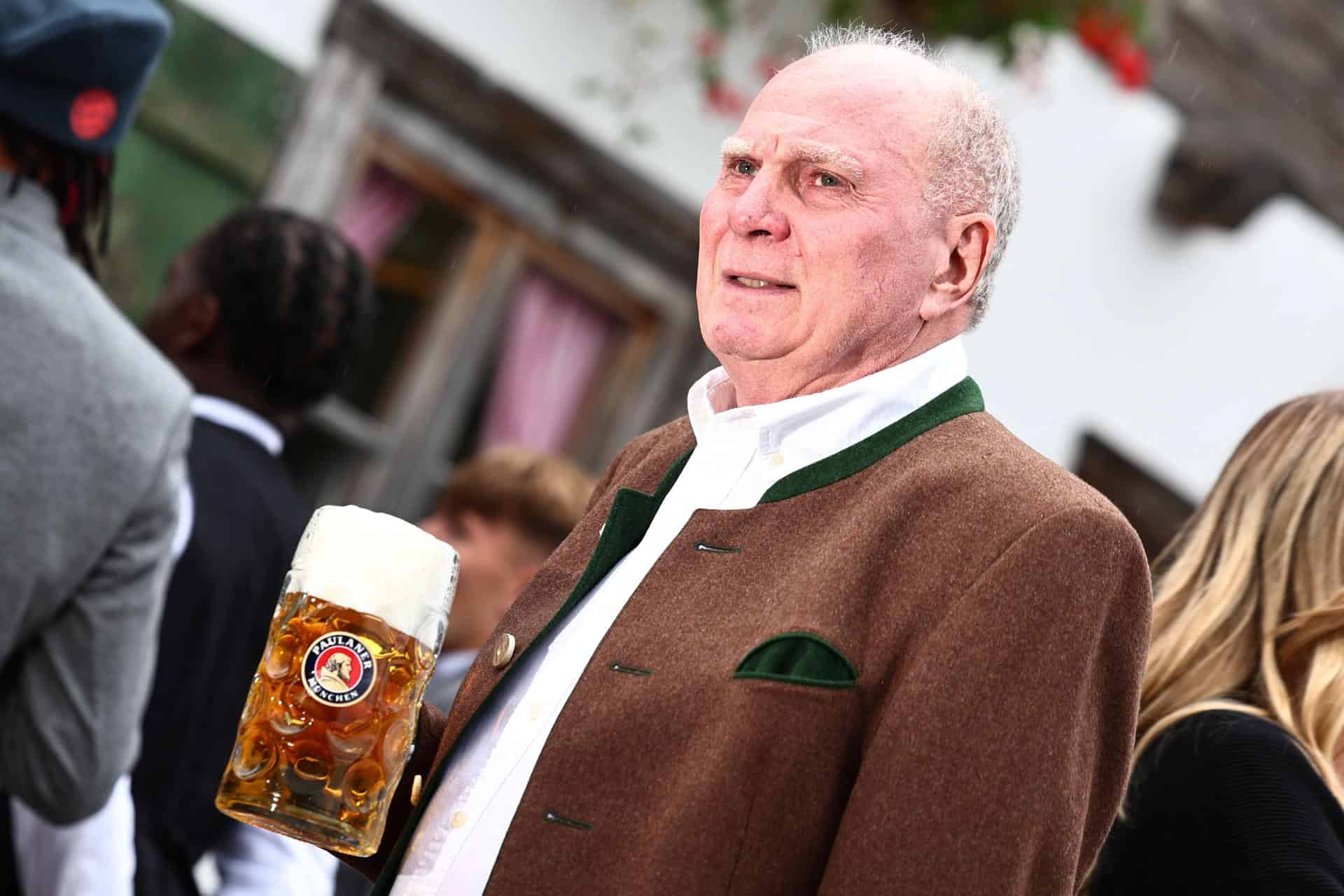 El presidente de honor del Bayern Múnich, Uli Hoeness, posa durante su visita al Oktoberfest 2025 en Múnich, Alemania.