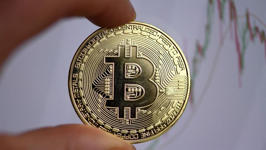 El bitcóin se alza y marca récord sobre los US$125 mil