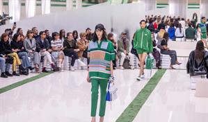 Lacoste combina frescura deportiva y elegancia urbana en París