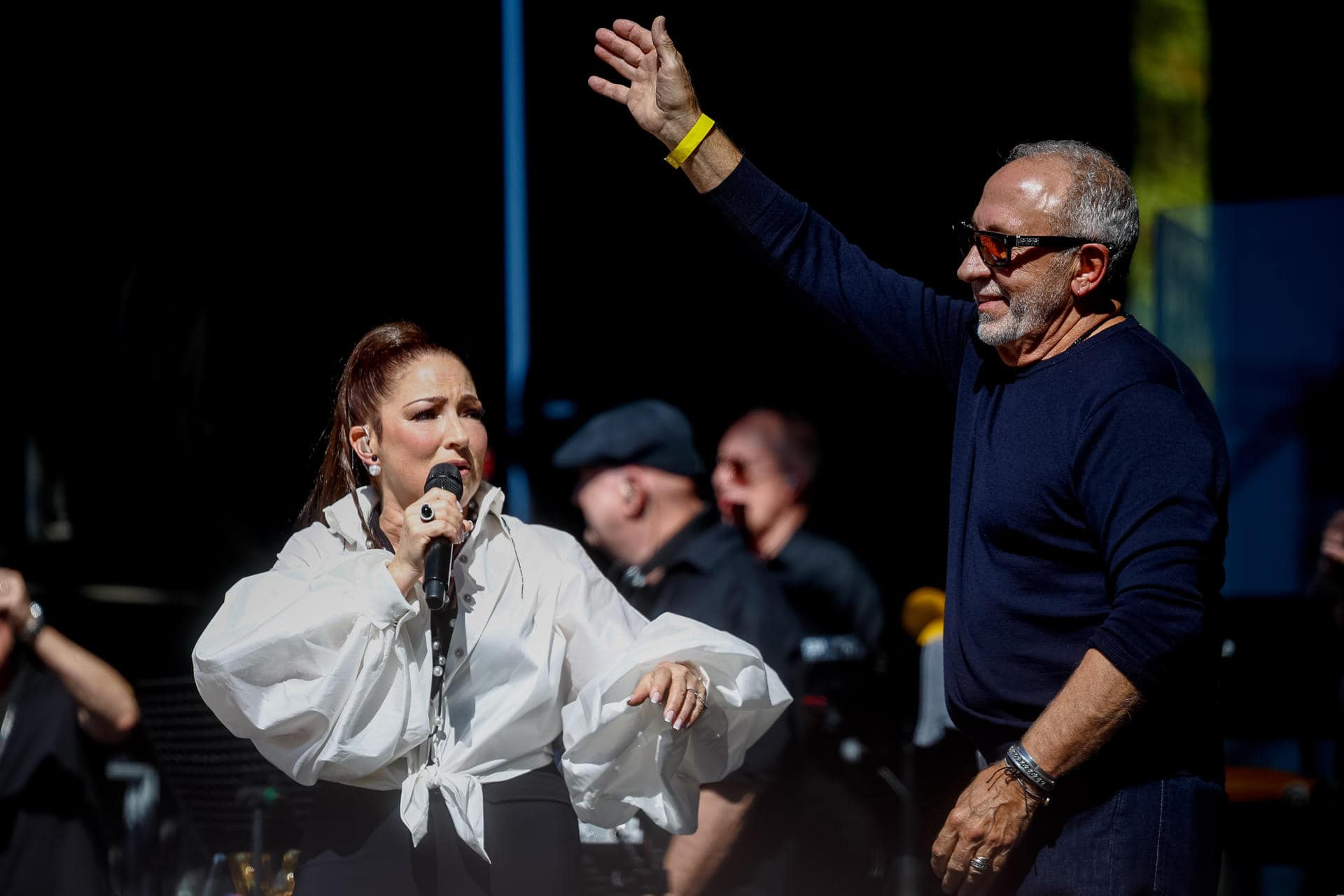 La cantante cubano-estadounidense Gloria Estefan y su marido y productor musical Emilio Estefan durante el concierto gratuito que la cantante ofrece este domingo en Madrid en el marco de las celebraciones de la Hispanidad 2025.