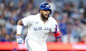 Video| Kirk y Guerrero Jr. guían a los Azulejos a su primera victoria de postemporada desde 2016