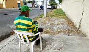 Tramo de acera intransitable obliga a peatones a caminar por la calle en Los Prados