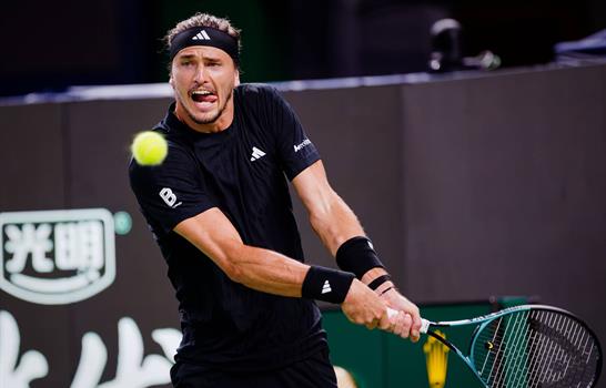 Sinner avanza sin temblar, Zverev tiembla para pasar