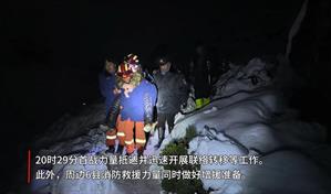 Rescatan a más de 300 excursionistas tras tormenta de nieve en el monte Everest