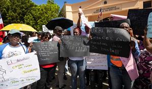 Manifestación contra desalojos forzosos en día mundial hábitat