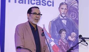 Luis R. Santos: "El escritor es un observador distinto de su tiempo"