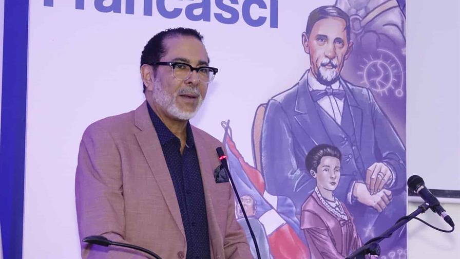 Luis R. Santos: "El escritor es un observador distinto de su tiempo" Luis R. Santos: "El escritor es un observador distinto de su tiempo"