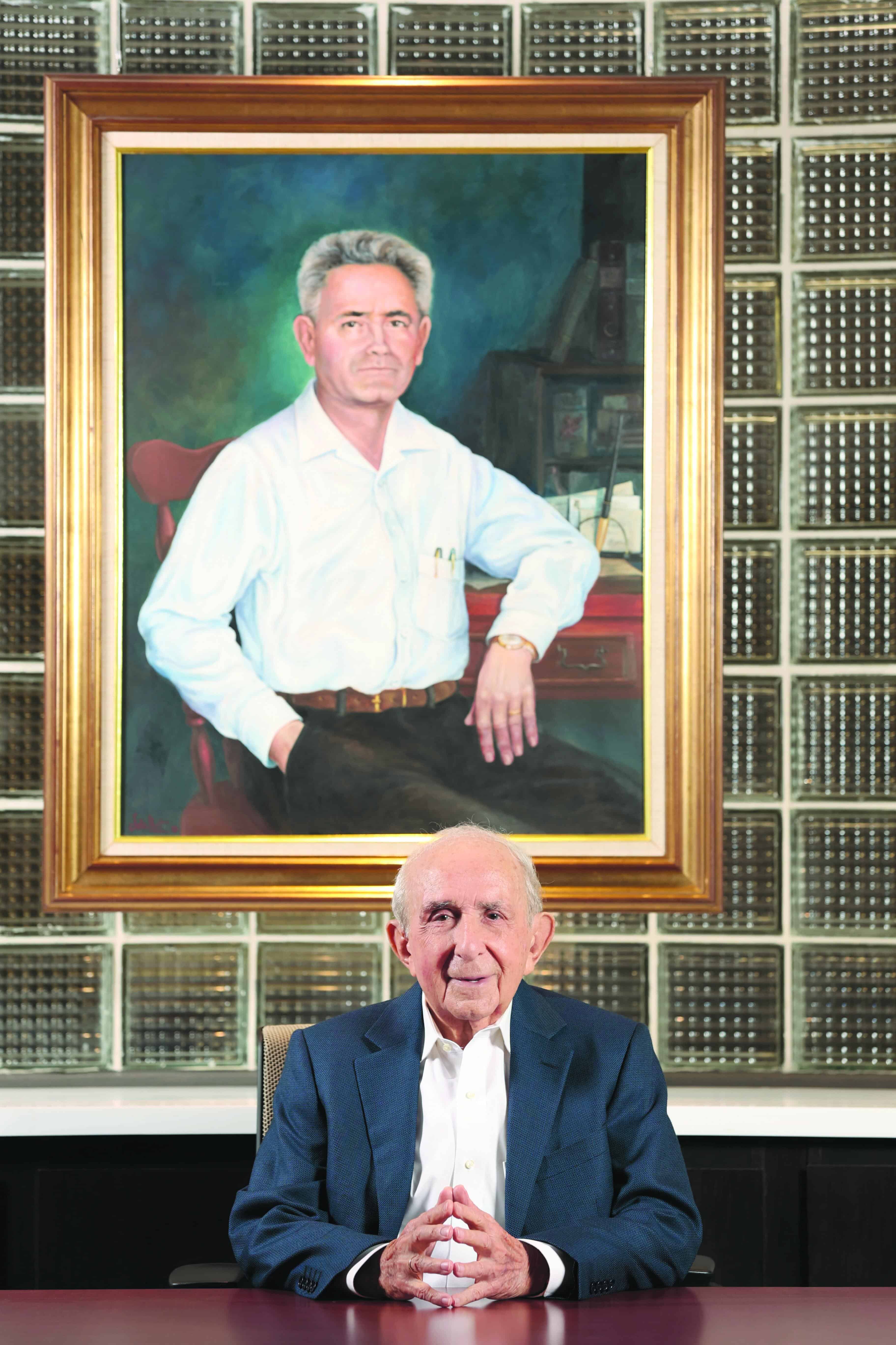 Don José Manuel González Corripio con cuadro de su padre Don Manuel González Cuesta detrás