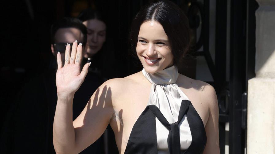 La nueva belleza: axilas coloreadas, maquillaje con joyas y rubio recesión