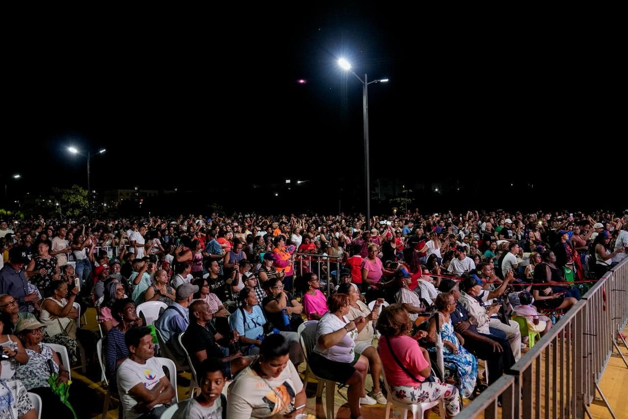Los residentes de la Ciudad Juan Bosch disfrutaron el concierto.