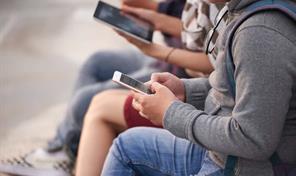 Macron pide informes sobre impacto de videojuegos e IA en salud mental de menores