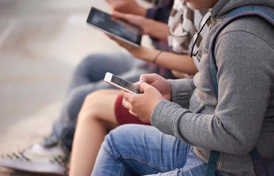 Macron pide informes sobre impacto de videojuegos e IA en salud mental de menores