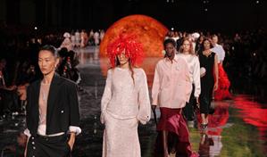 Matthieu Blazy toca las estrellas en su debut en Chanel