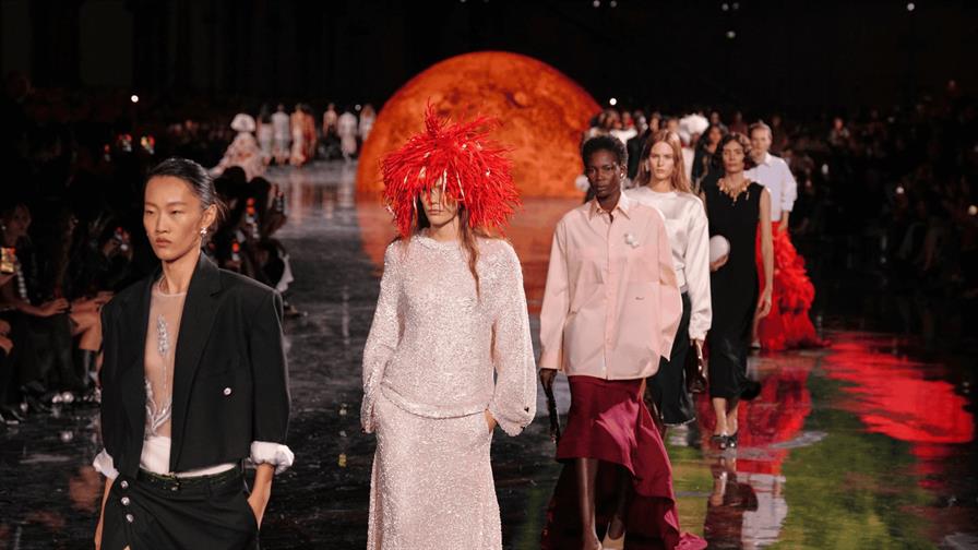Matthieu Blazy toca las estrellas en su debut en Chanel Matthieu Blazy toca las estrellas en su debut en Chanel
