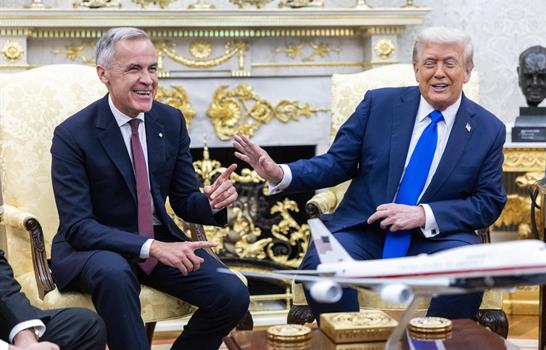 Trump anuncia aranceles del 50 % a autos y acero canadienses a partir de enero de 2027