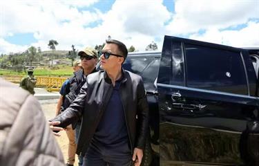 Presidente de Ecuador sale ileso de ataque a balazos a su caravana