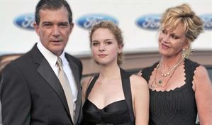 La hija de Antonio Banderas y Melanie Griffith se casará el 18 de octubre en España