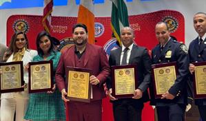 El Chaval de la Bachata celebra reconocimiento del NYPD por su aporte a la música latina