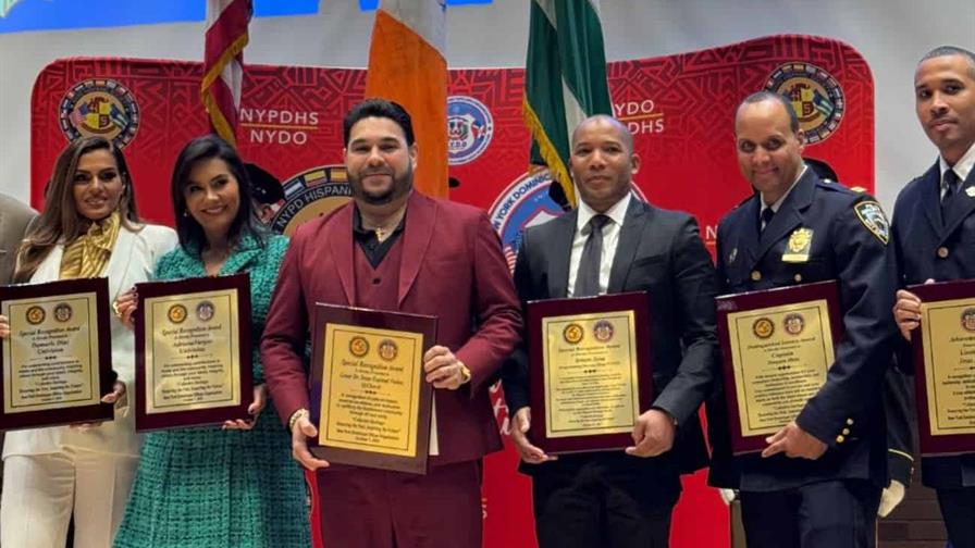 El Chaval de la Bachata celebra reconocimiento del NYPD por su aporte a la música latina El Chaval de la Bachata celebra reconocimiento del NYPD por su aporte a la música latina