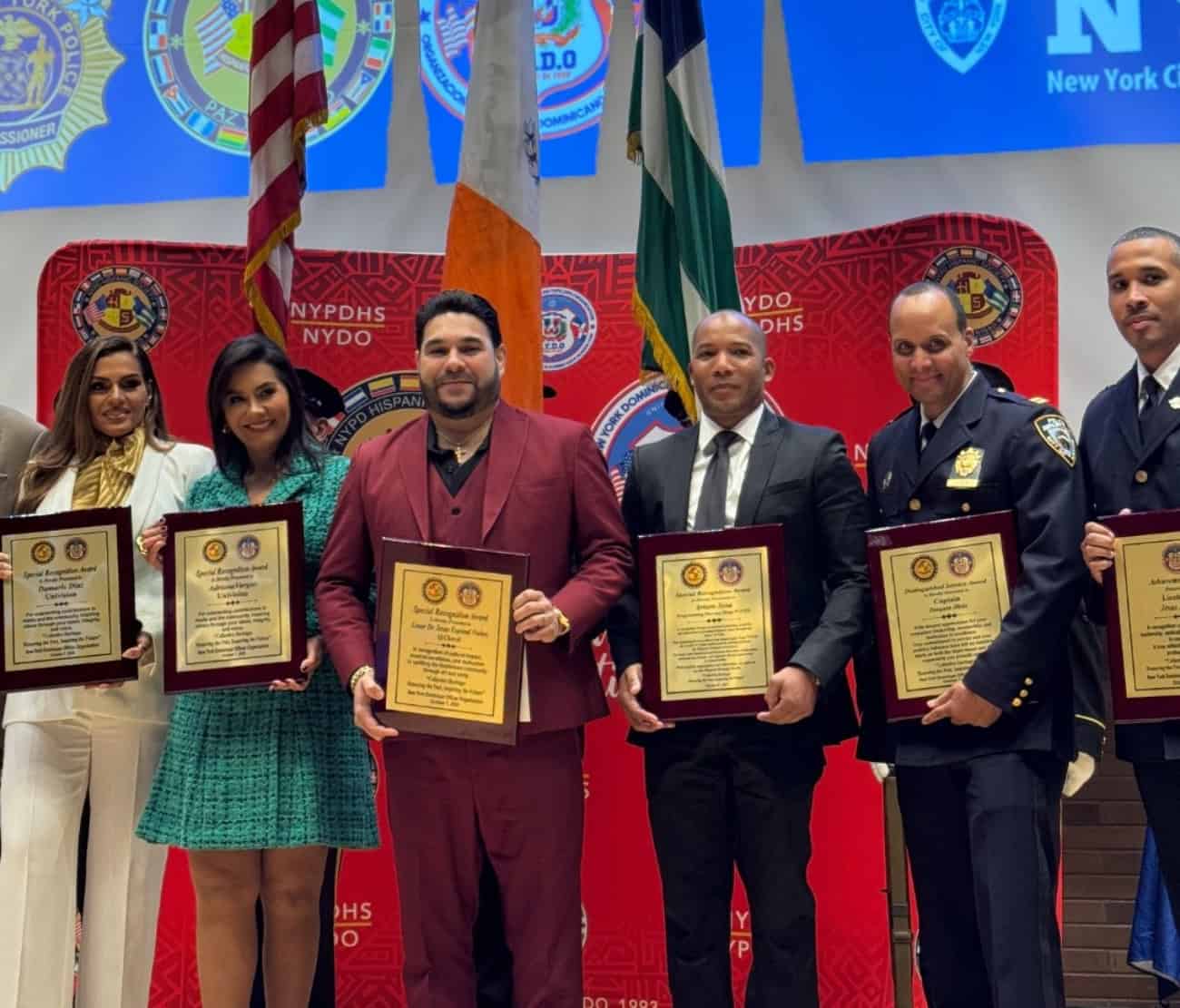 El Chaval de la Bachata celebra reconocimiento del NYPD por su aporte a la música latina