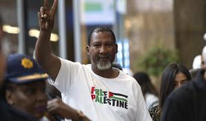Nieto de Mandela y otros miembros de la flotilla liberados por Israel vuelven a Sudáfrica