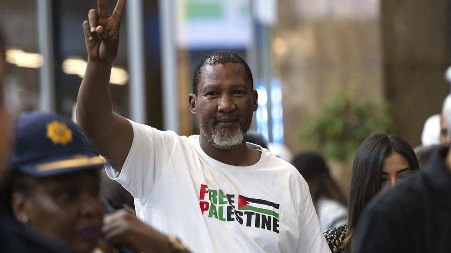 Nieto de Mandela y otros miembros de la flotilla liberados por Israel vuelven a Sudáfrica Nieto de Mandela y otros miembros de la flotilla liberados por Israel vuelven a Sudáfrica