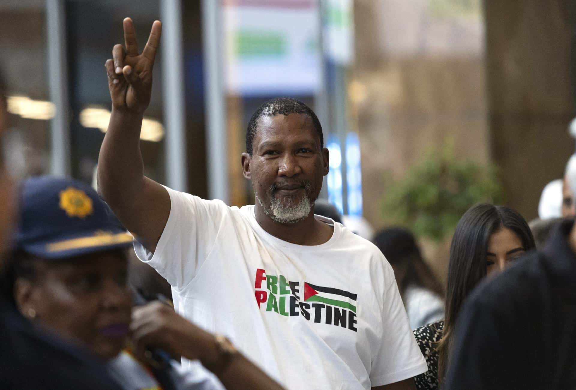 Nieto de Mandela y otros miembros de la flotilla liberados por Israel vuelven a Sudáfrica