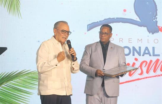 Reconocen a Frank Rainieri en el Premio Nacional de Turismo 2025