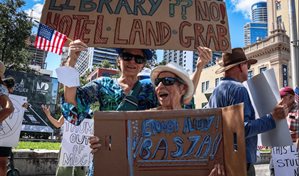 Una nueva demanda combate el regalo de un terreno de Florida para la biblioteca de Trump