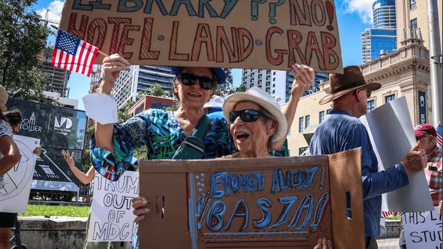 Una nueva demanda combate el regalo de un terreno de Florida para la biblioteca de Trump Una nueva demanda combate el regalo de un terreno de Florida para la biblioteca de Trump