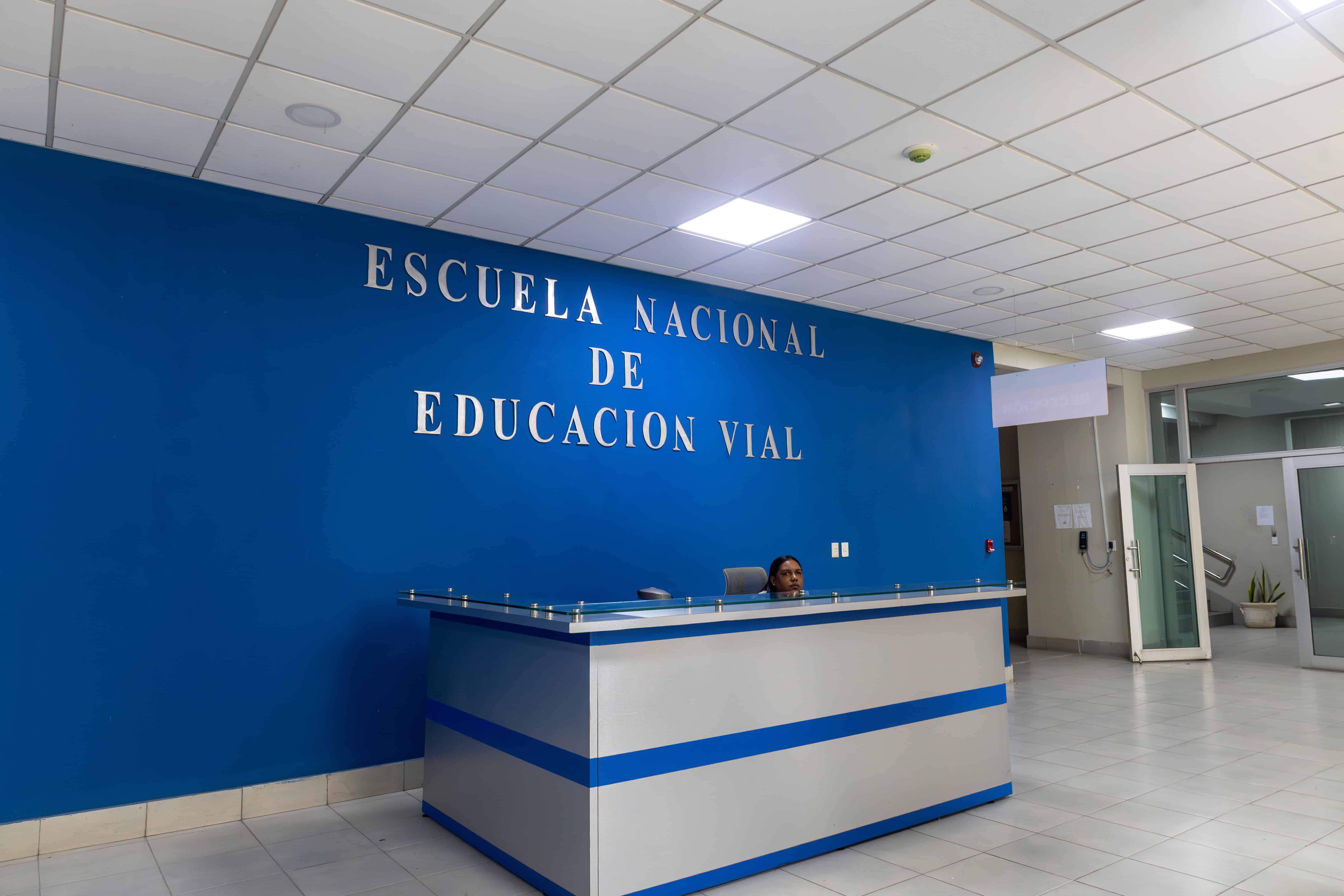 La escuela funciona al lado de la estación Mamá Tingó del Metro de Santo Domingo.