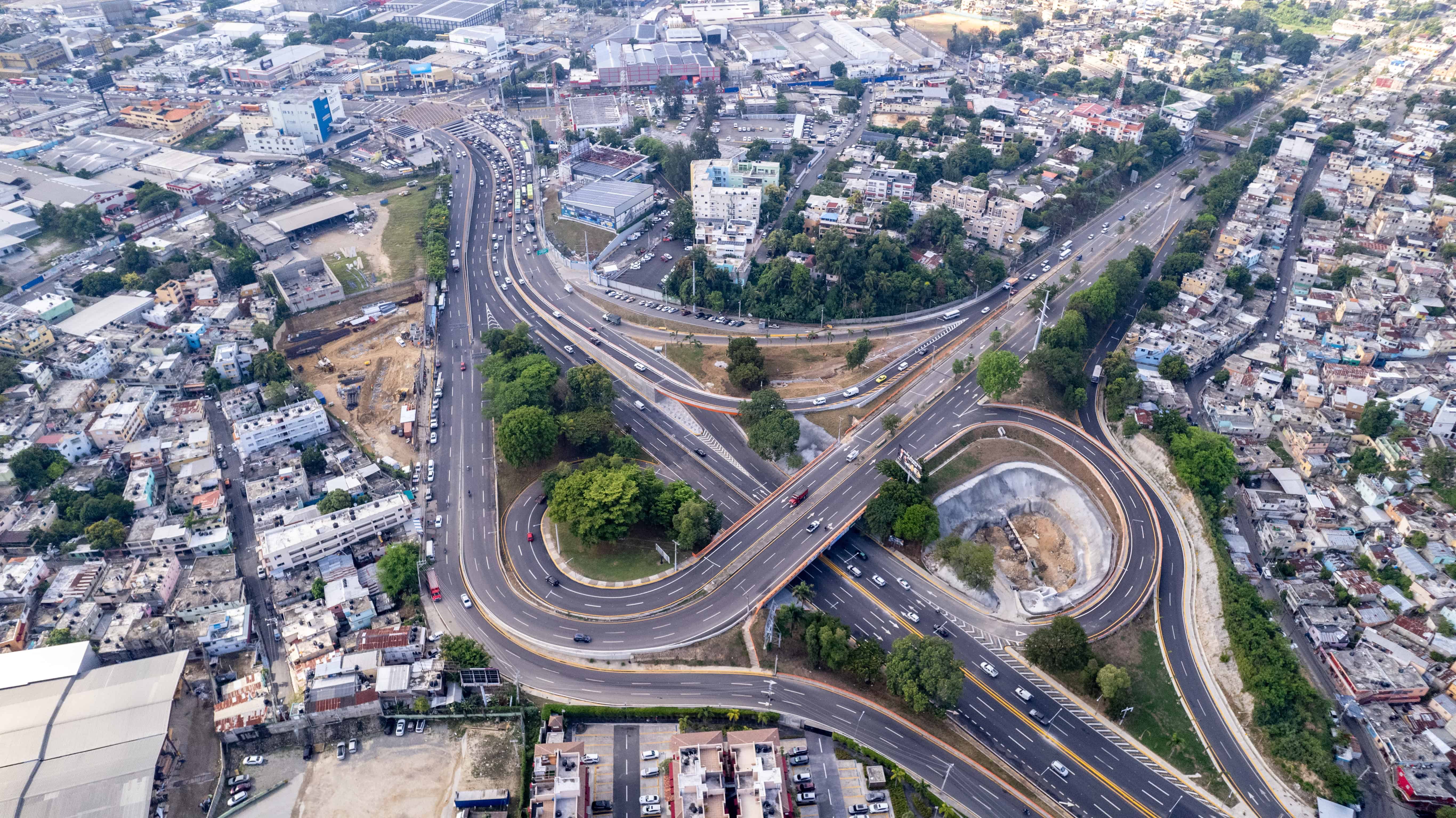 Vista del acceso y salida a las vías expresas en la parte oeste del paso a desnivel. 