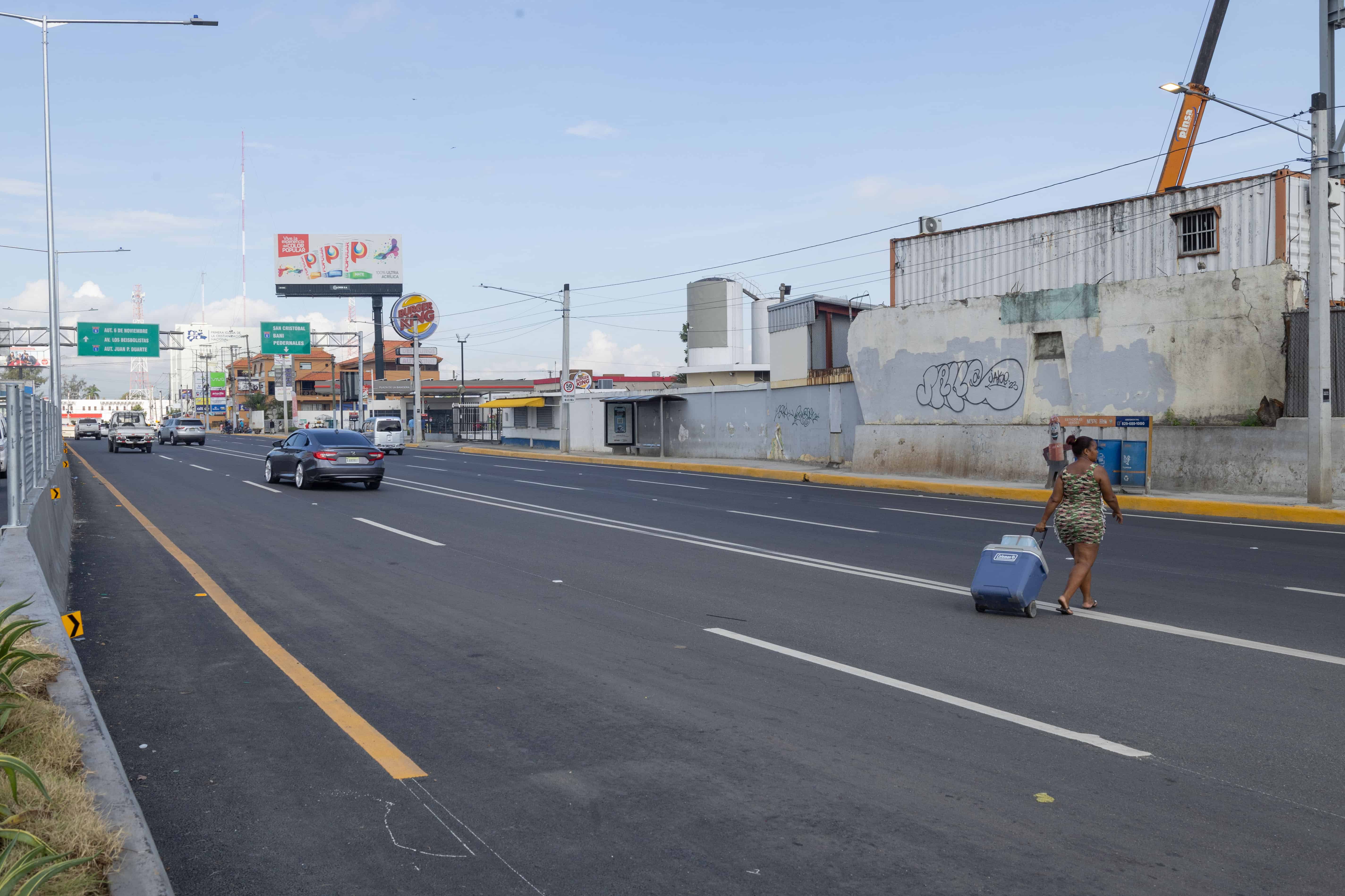 Los peatones se arriesgan a cruzar la Prolongación 27 de Febrero.