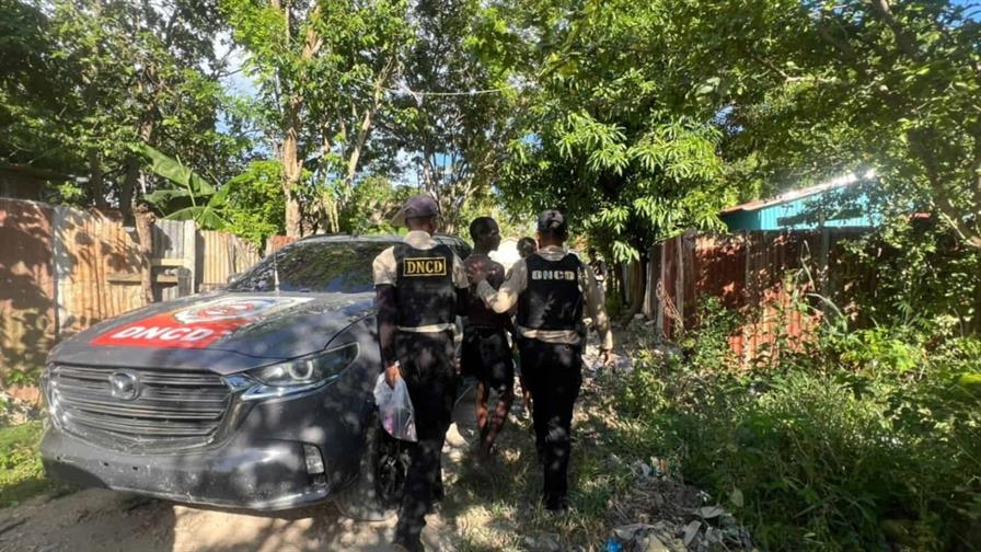 Arrestan hombre con drogas, arma de fuego y dinero durante allanamiento en Dajabón Arrestan hombre con drogas, arma de fuego y dinero durante allanamiento en Dajabón