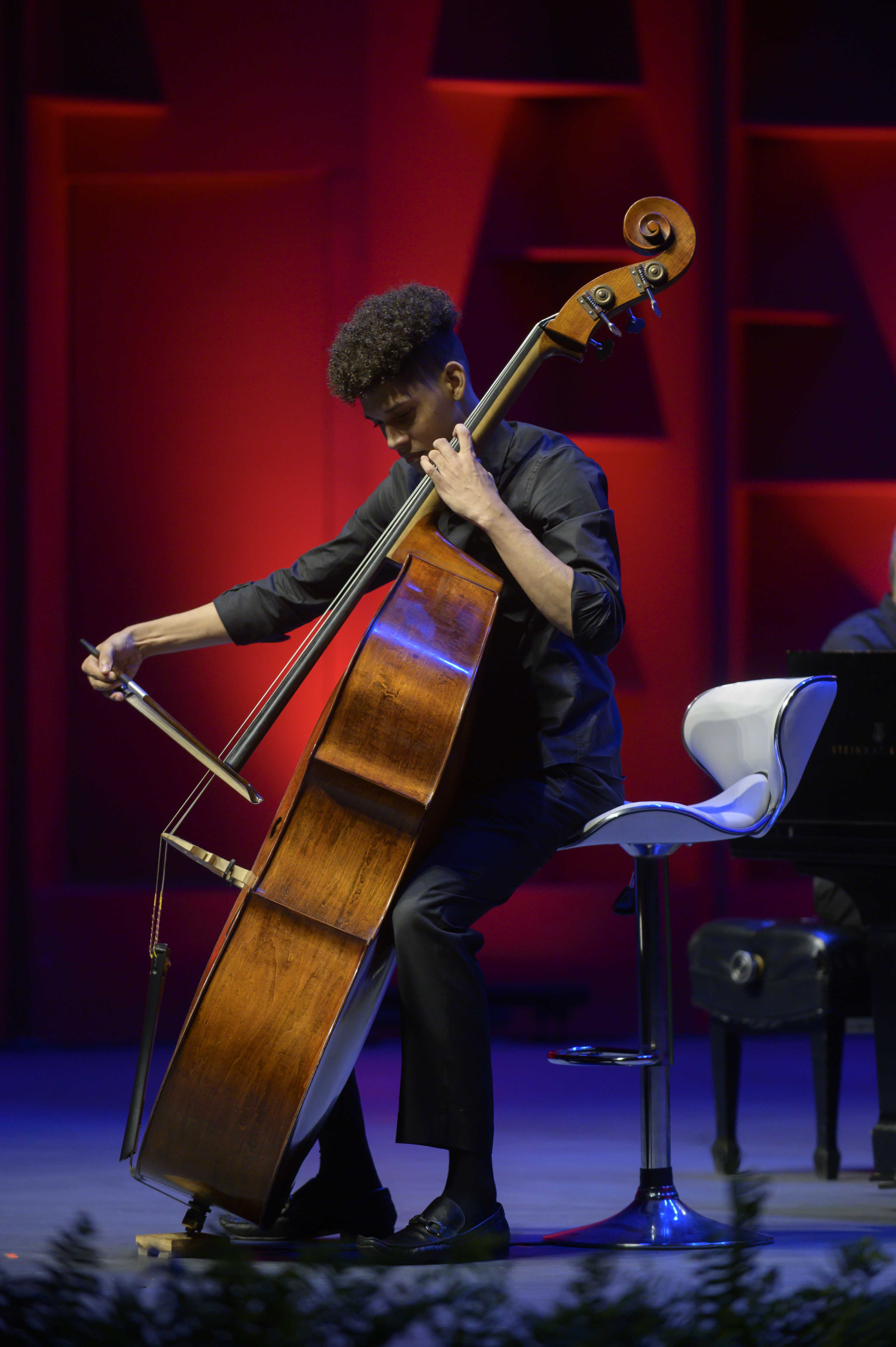 Johan Reyes iniciará en octubre sus estudios de contrabajo en la prestigiosa institución española, gracias a una beca otorgada por la Fundación Sinfonía.