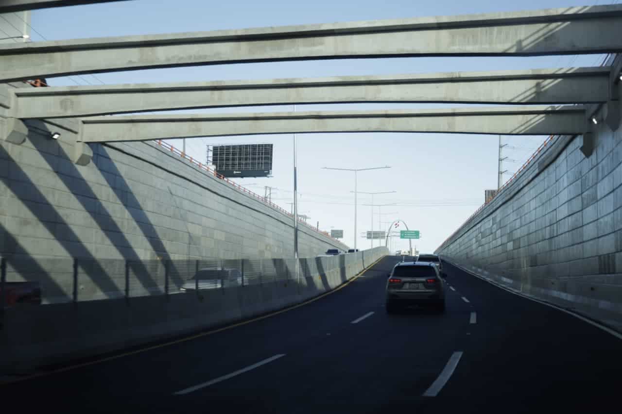 Vehículos transitan por el nuevo paso a desnivel en Pintura.