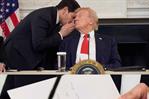 Fotos revelan lo que decía la nota urgente que Marco Rubio entregó a Trump en medio de una reunión
