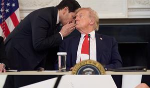 Fotos revelan lo que decía la nota urgente que Marco Rubio entregó a Trump en medio de una reunión