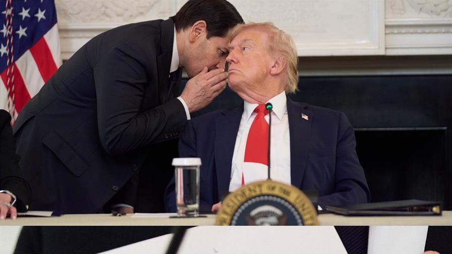 Fotos revelan lo que decía la nota urgente que Marco Rubio entregó a Trump en medio de una reunión