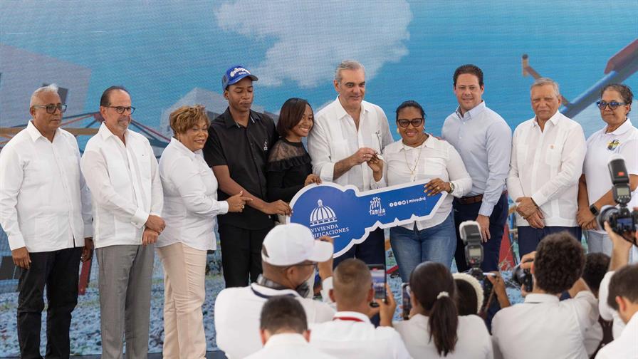 Abinader entrega 95 apartamentos en el residencial Pablo Mella Morales II Abinader entrega 95 apartamentos en el residencial Pablo Mella Morales II