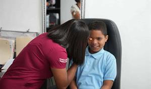 Inabie dice ha beneficiado a 46,193 estudiantes con atenciones de salud visual en últimos cinco años