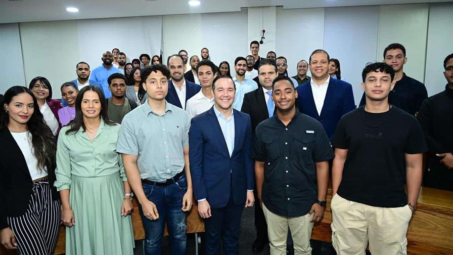 Johnny Pujols exhorta a jóvenes a integrarse a la política "con compromiso y vocación" Johnny Pujols exhorta a jóvenes a integrarse a la política "con compromiso y vocación"