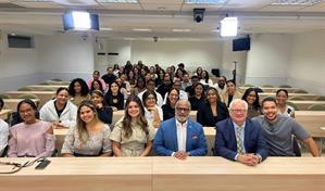 Cónsul dominicano en España se reúne con estudiantes dominicanos becados por el Mescyt