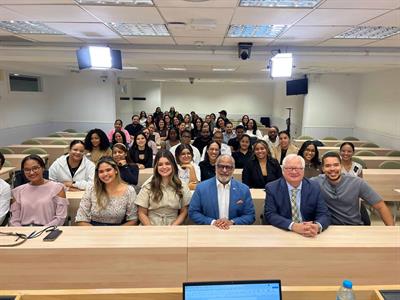 José Marte Piantini se reúne con estudiantes dominicanos en Madrid