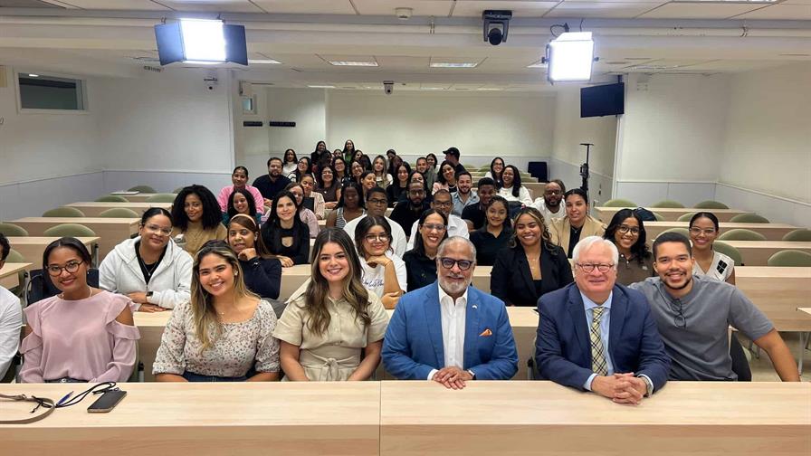Cónsul dominicano en España se reúne con estudiantes dominicanos becados por el Mescyt Cónsul dominicano en España se reúne con estudiantes dominicanos becados por el Mescyt