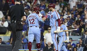 Schwarber revienta un jonrón de 455 pies y mantiene vivos a los Filis ante Dodgers