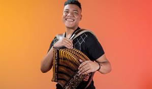 Cristhofher Reyes, la Fiera Típica en tarima y el joven soñador detrás del show