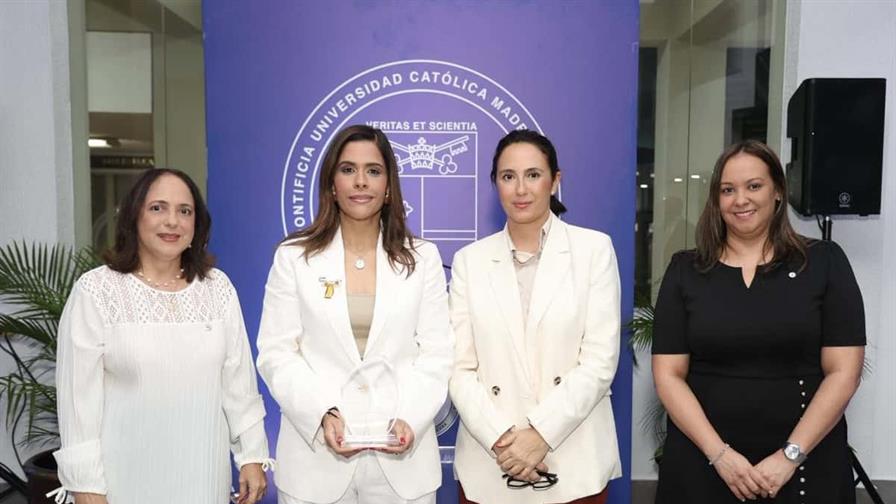 Madelyn Martínez Moya recibe reconocimiento a la Innovación en Marketing Madelyn Martínez Moya recibe reconocimiento a la Innovación en Marketing